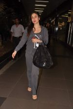 Kareena Kapoor snapped at airport in Mumbai on 6th Dec 2012 (12).JPG